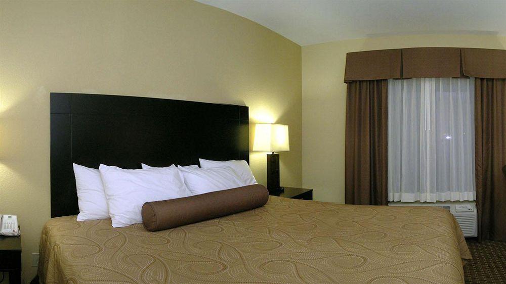 Best Western Bastrop Pines Inn מראה חיצוני תמונה